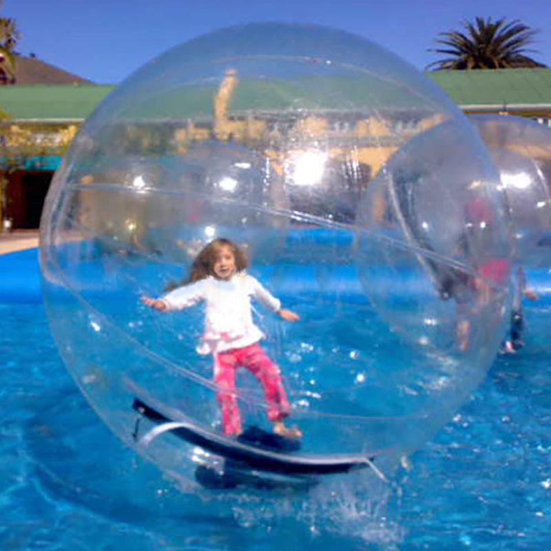 pelota inflable para caminar sobre el agua